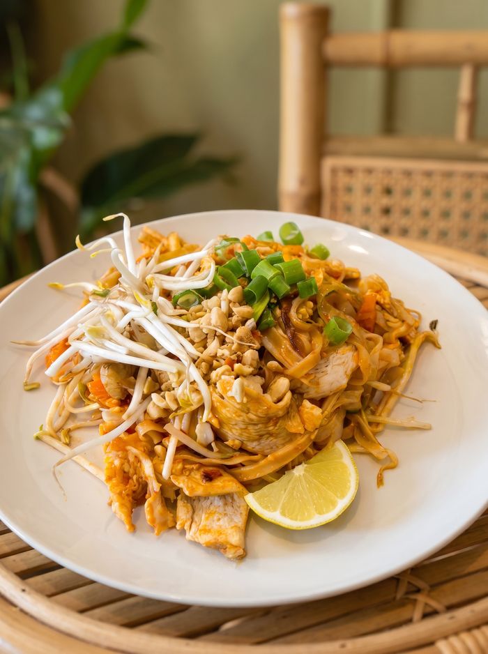 Pad Thai – gebratene Reisnudeln mit Hähnchenfleisch, Erdnüssen und Limette von Atipchai Thai Food in Heilbronn